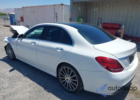 2016 Mercedes-Benz C 300 Sport z USA, uszkodzony, nr VIN 55SWF4JB5GU165925